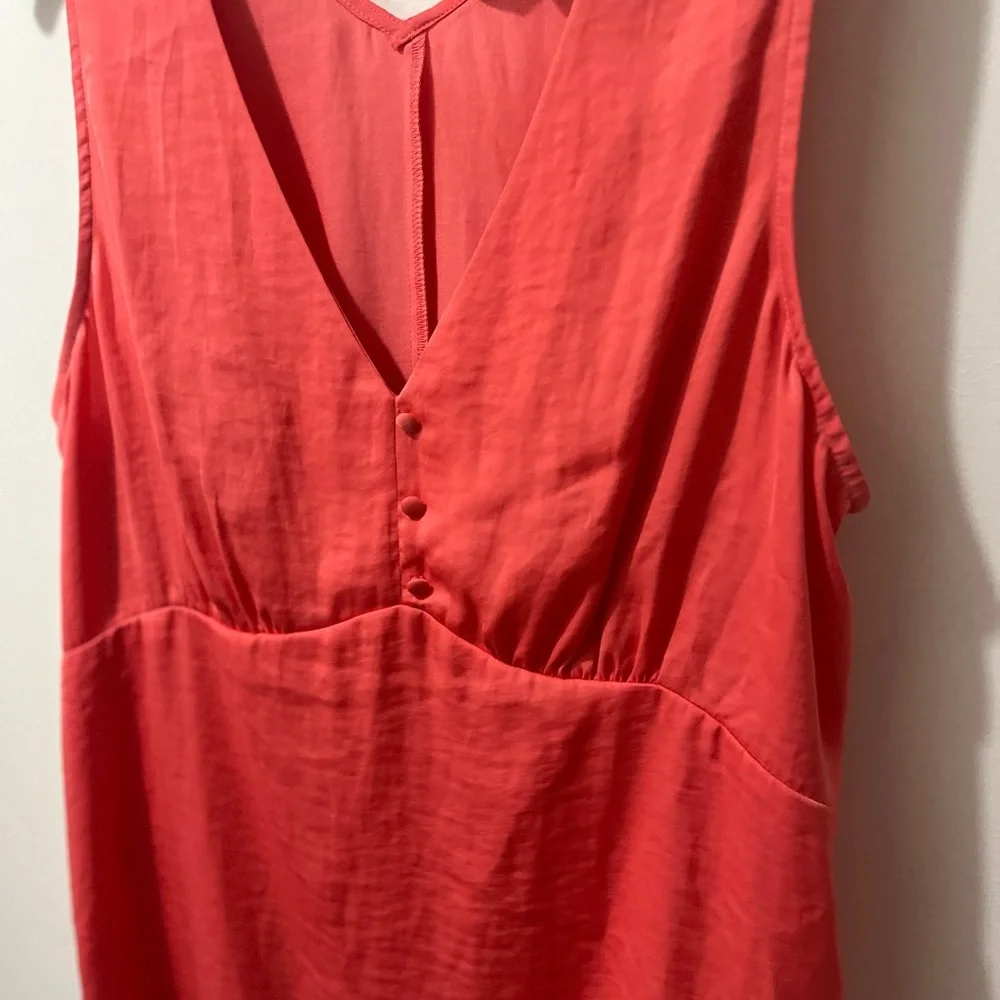 Sleeveless V-neck front and back smooth coral top banana republic, size large - Picture 2 of 4